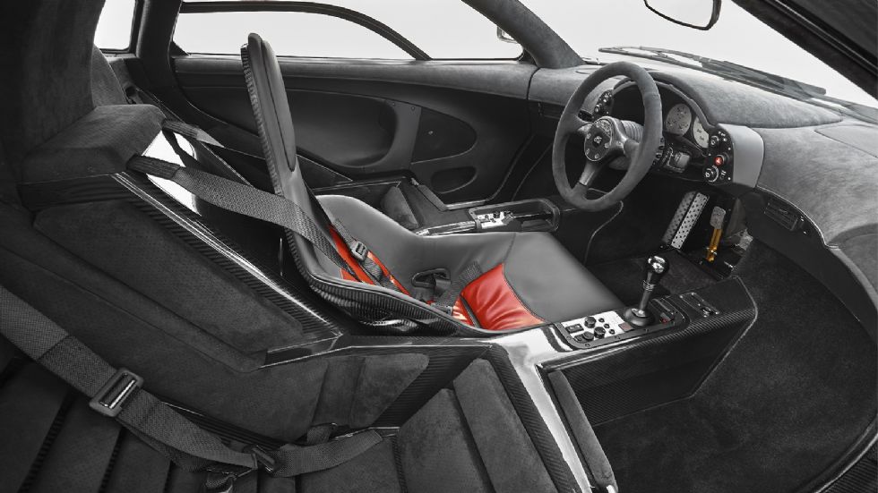 Στο εντυπωσιακό εσωτερικό κυριαρχούν οι μαύρες δερμάτινες επενδύσεις, αλλά υπάρχουν και κόκκινες «πινελιές», κυρίως στο κάθισμα του οδηγού.